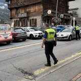 A Vex, deux agents de la police cantonale arrêtent les automobilistes pour leur distribuer une brochure de prévention accompagnée d'un petit parfum.